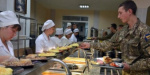 Украинских солдат переводят на систему питания "шведский стол"