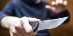 Житель Мирнограда в порыве гнева ударил свою сожительницу ножом в живот