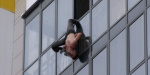 В Мариуполе из окна многоэтажного дома выпала девушка