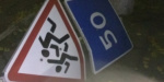 В Мариуполе дорожные знаки падают на пешеходные тротуары