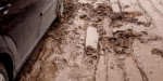 Под Бахмутом в грязи застрял автомобиль: семь пассажиров оказались в ловушке