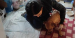 В Бахмуте волонтеры спасают собаку, в которую стреляли