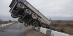 В Донецкой области грузовик слетел с моста и завис над автодорогой Н-20