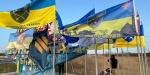 Біля стели у Донецькій області майорять прапори бригад військових