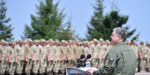 Порошенко повысил военным на Донбассе денежное содержание