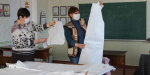 Учителя Краматорска шьют врачам защитные костюмы
