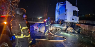 У Краматорську на мосту сталася аварія із витоком палива