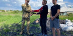 Военнослужащие ВСУ презентовали молодежи из Марьинского района миноискатель