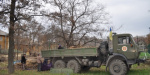 В Краматорске военные помогают убирать листья  
